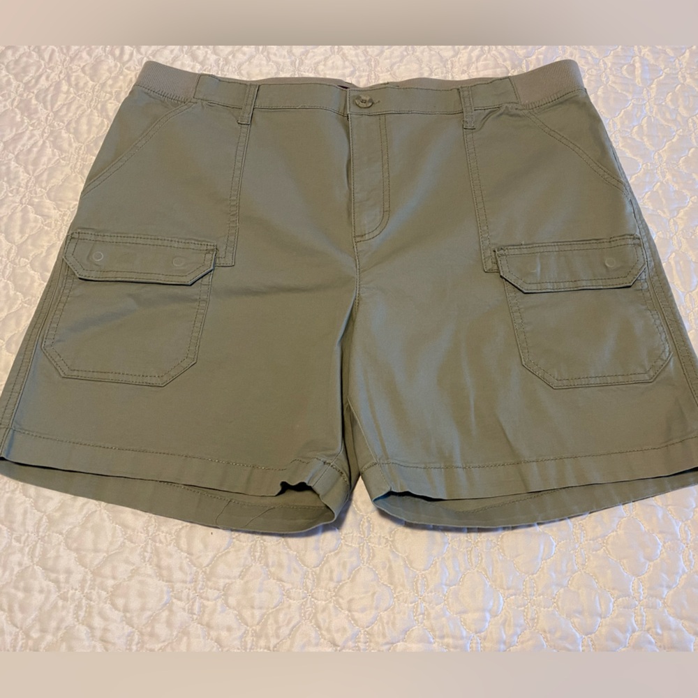 Gloria Vanderbilt Green Cargo Shorts Utility Style. Size 16 with a 6 inch inseam